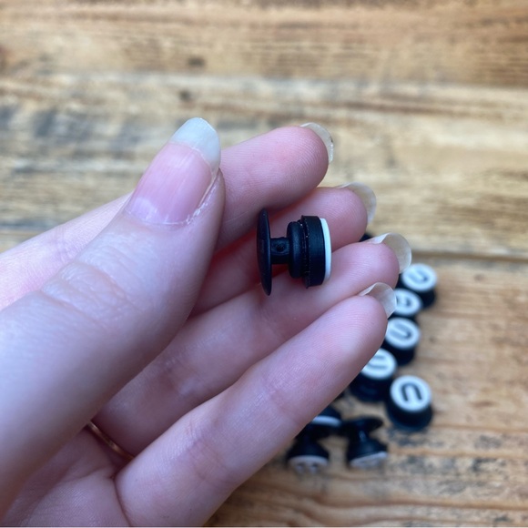 Lot of 59 Jibbitz letter U charms for Crocs/clogs shoes crafts (new old stock) - Picture 4 of 4